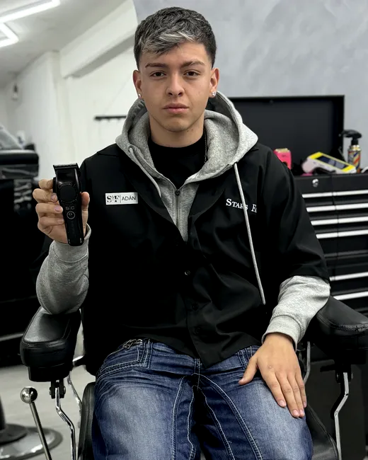 Adán, barbero
